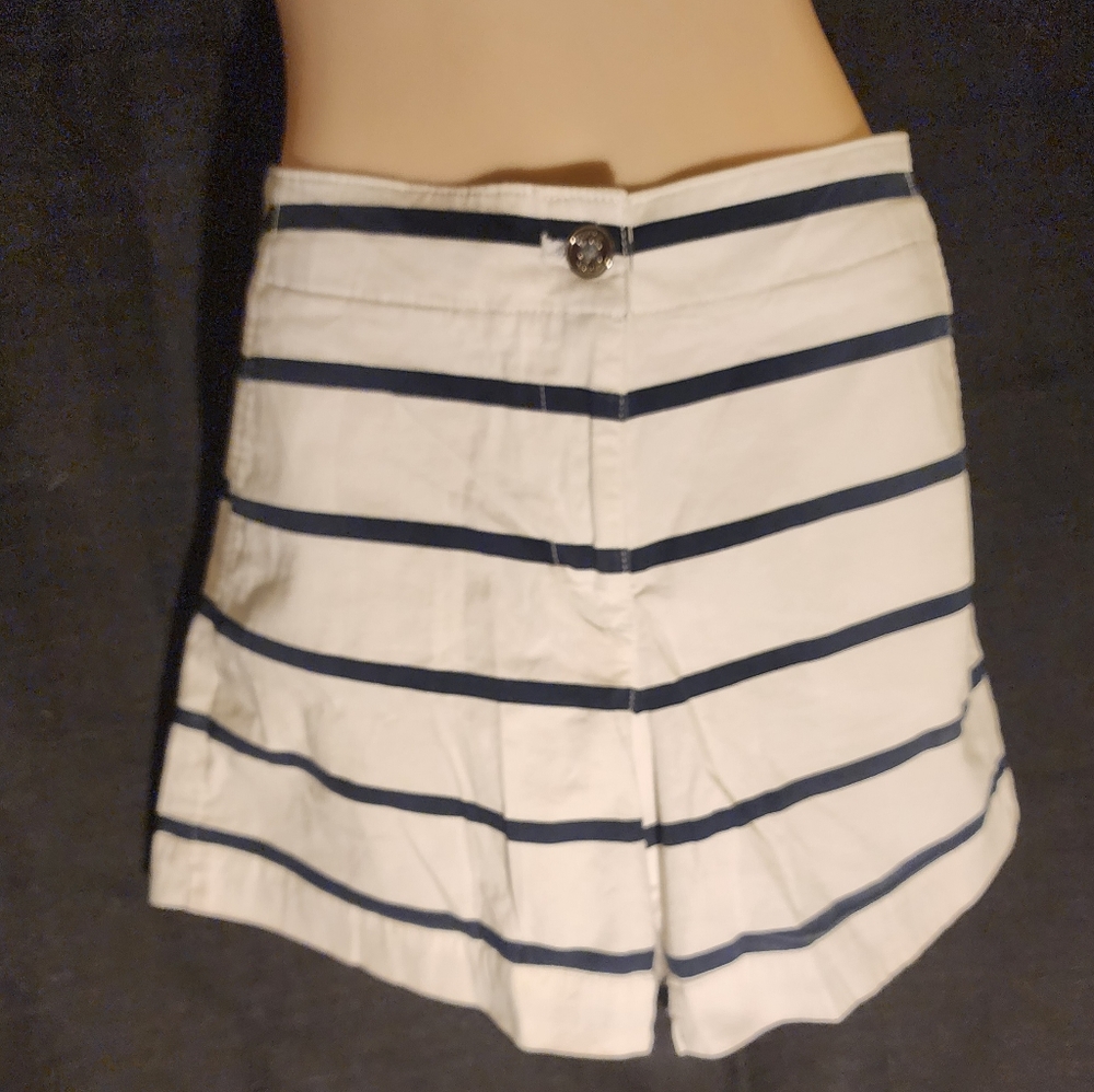 WOMEN'S NAUTICA SIZE 10 WHITE WITH BLUE STRIPES SHORTS.